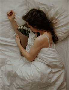 终于挺进小丹身体里了主演/一个人被3个人同时C了描述